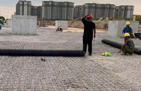 广饶土工格栅铺设前地基要怎么处理？